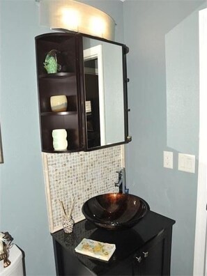 Shower, hair dryer, towels, soap - Luxury Beachfront Condo with Spectacular Sunsets! (Treasure Island)