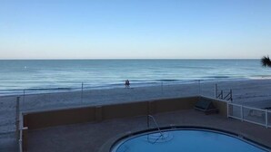 Zona de piscina con vista a la playa y al océano.