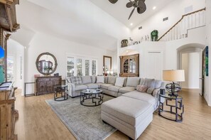 Smart-TV, DVD-spiller og stereoanlegg