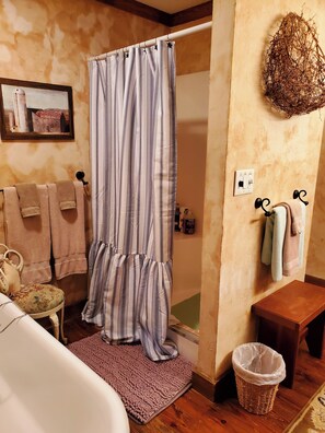 Bañera, secador de pelo, toallas, jabón