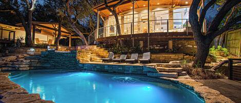 Utomhuspool och uppvärmd pool