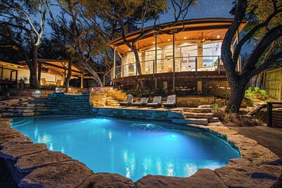 Indulge in Luxury: Sweeping Lake Travis Views, Deep Water, Mesmerizing Sunsets!