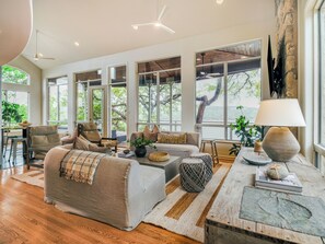 Smart TV, fireplace, video games, DVD player - Indulge in Luxury: Sweeping Lake Travis Views, Deep Water, Mesmerizing Sunsets! (Leander)