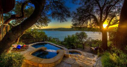 Indulge in Luxury ★Sweeping Lake Travis Views ★Deep Water ★Mesmerizing Sunsets!