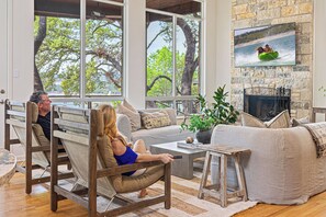 Smart TV, fireplace, video games, DVD player - Indulge in Luxury: Sweeping Lake Travis Views, Deep Water, Mesmerizing Sunsets! (Leander)