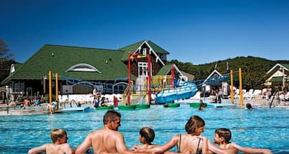 Beautiful Mountain Retreat in Crystal Mountain Resort -Walk To Ski & Golf!