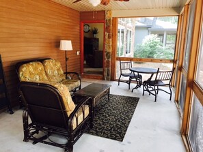 Flachbildfernseher, Kamin, Videospiele, Tischtennisplatte