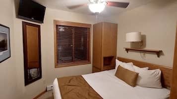 2 bedrooms, iron/ironing board, WiFi (free), bed sheets