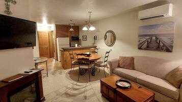 Smart TV, fireplace