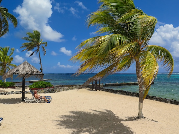 In Strandnähe, Liegestühle, Strandtücher