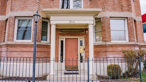 Un bâtiment en briques portant le numéro 214 sur sa façade.