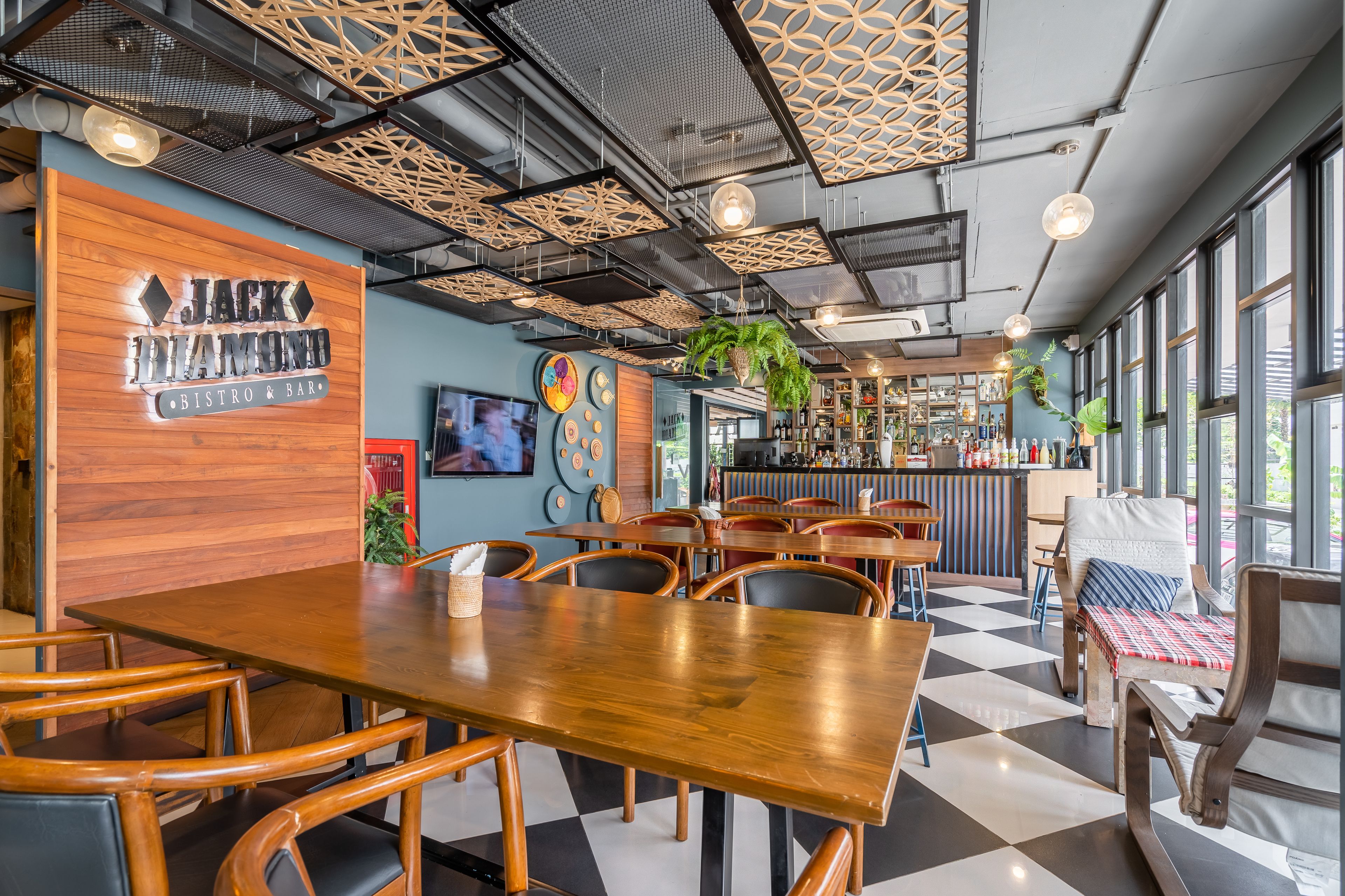 breakfast, lunch, dinner served; local and international cuisine