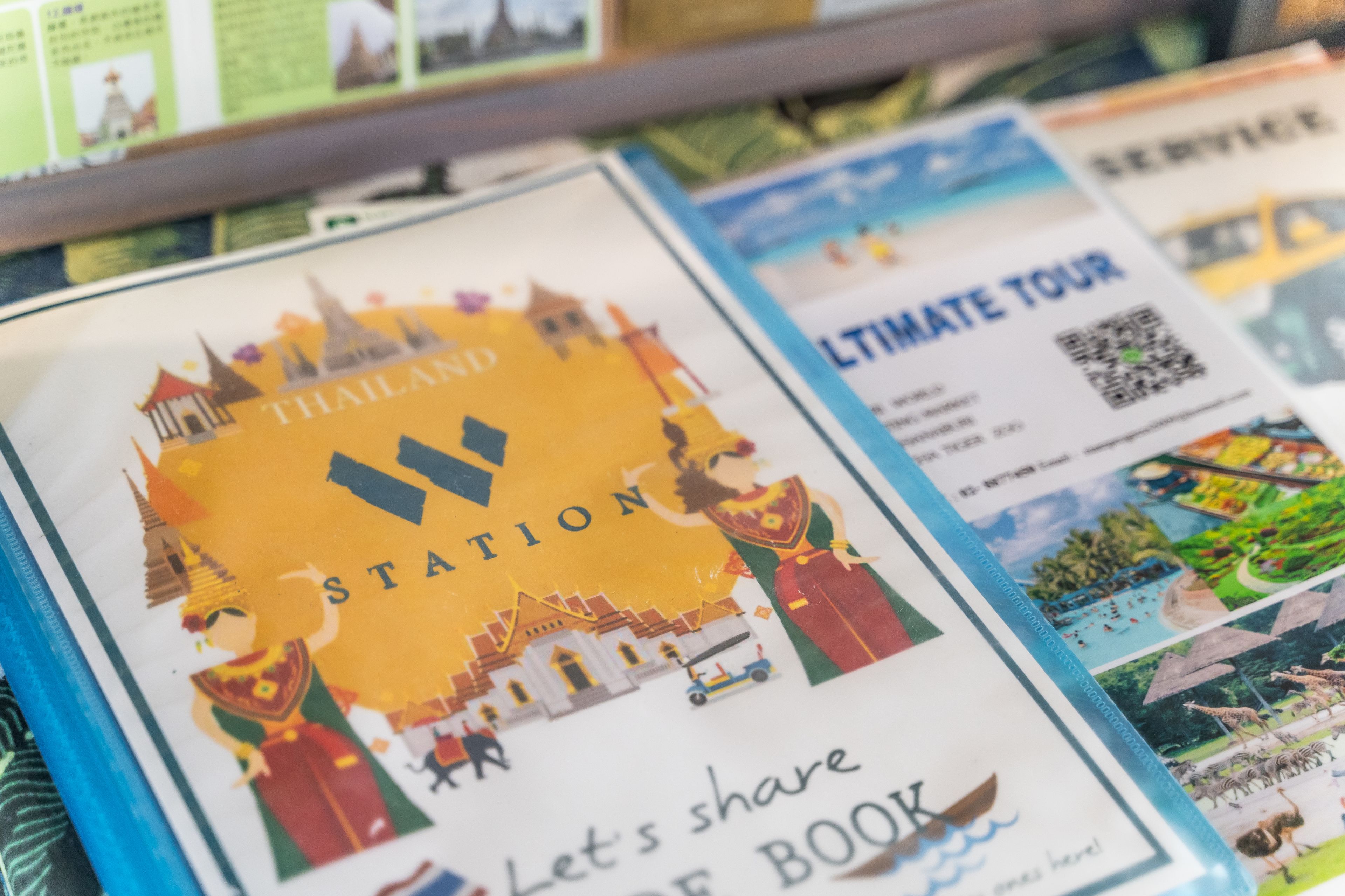 Un opuscolo di viaggio con Thailand Station e un tour esclusivo.
