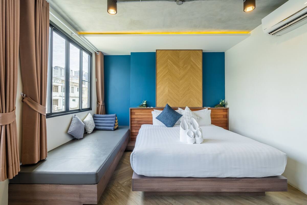 Superior Room | Premium bedding, minibar (some free items), soundproofing, WiFi (free)