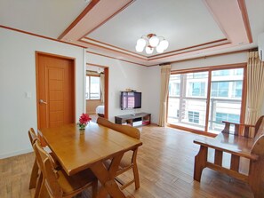 Familiekamer, 2 slaapkamers (79 sqm) | Woonruimte | Flatscreentelevisie