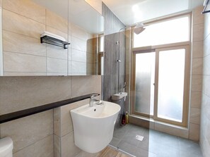 Douche, articles de toilette (gratuits), séchoir à cheveux