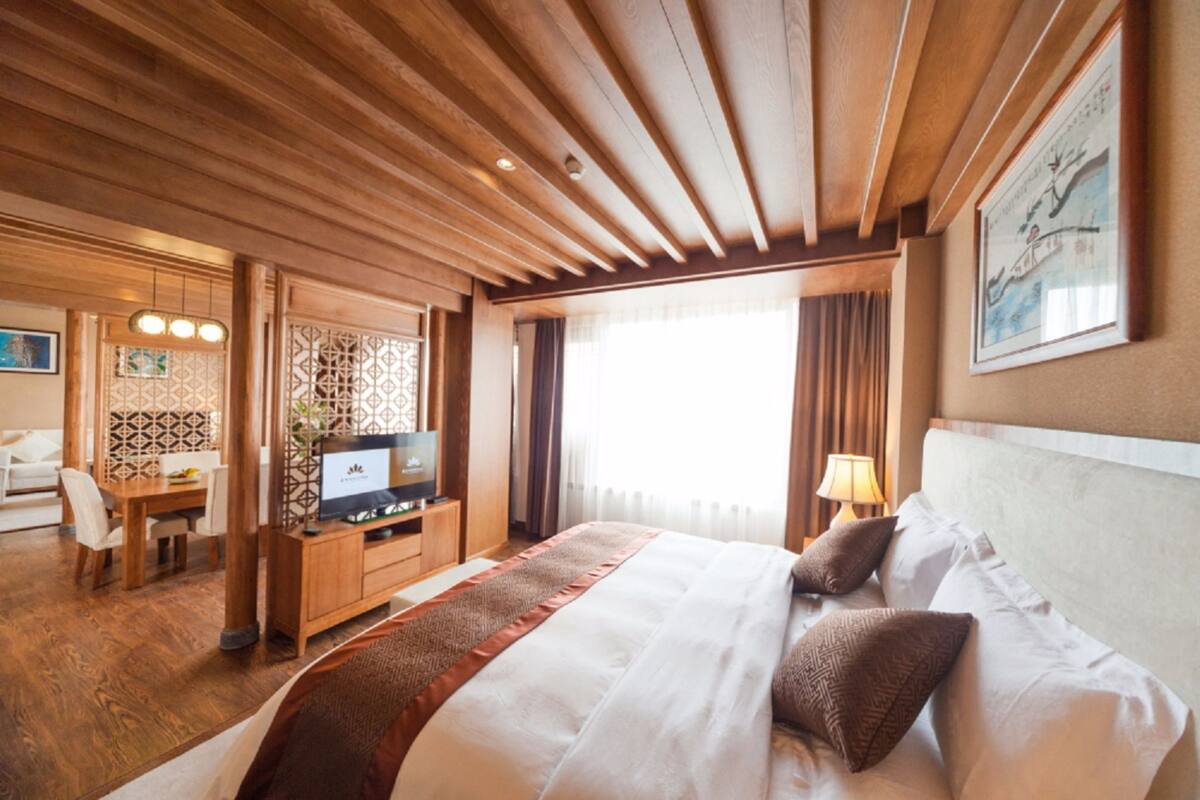 Deluxe Suite | Premium bedding, minibar, in-room safe, desk