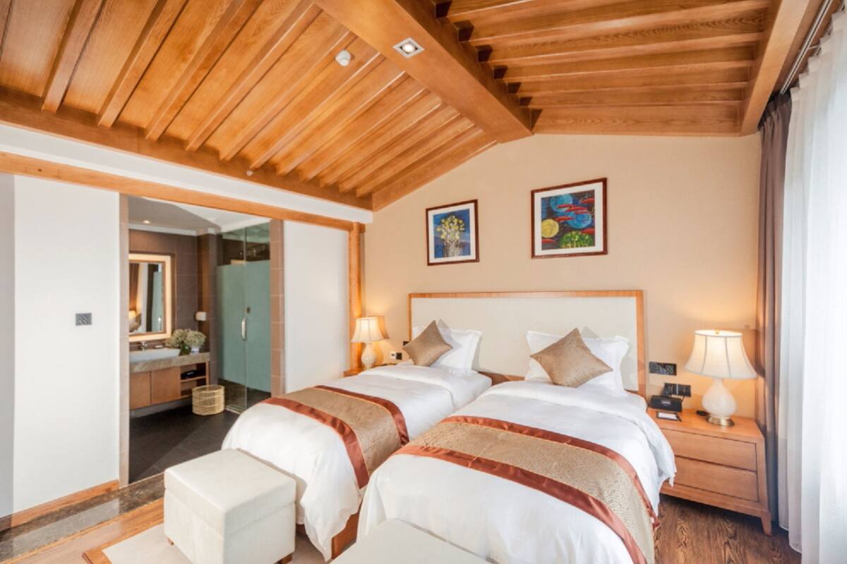 Boutique Suite | Premium bedding, minibar, in-room safe, individually decorated