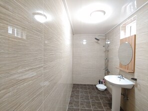Maison (82 sqm) | Salle de bain | Douche, articles de toilette (gratuits), séchoir à cheveux