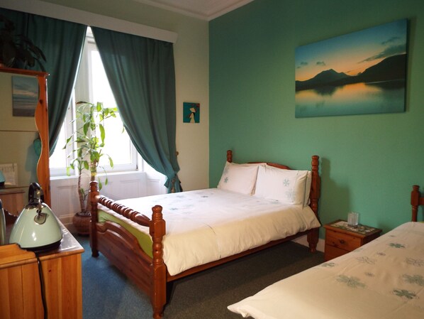 Habitación familiar, baño compartido | Wifi gratis y ropa de cama