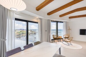 스카이룸 (501호) | 암막 커튼, 방음 설비, 무료 WiFi, 침대 시트