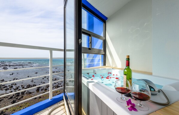 Spa Room (202) - Spa Fee: KRW 30,000 on site, 1 Free Spa credit for minimum 2 nights | Private spa tub