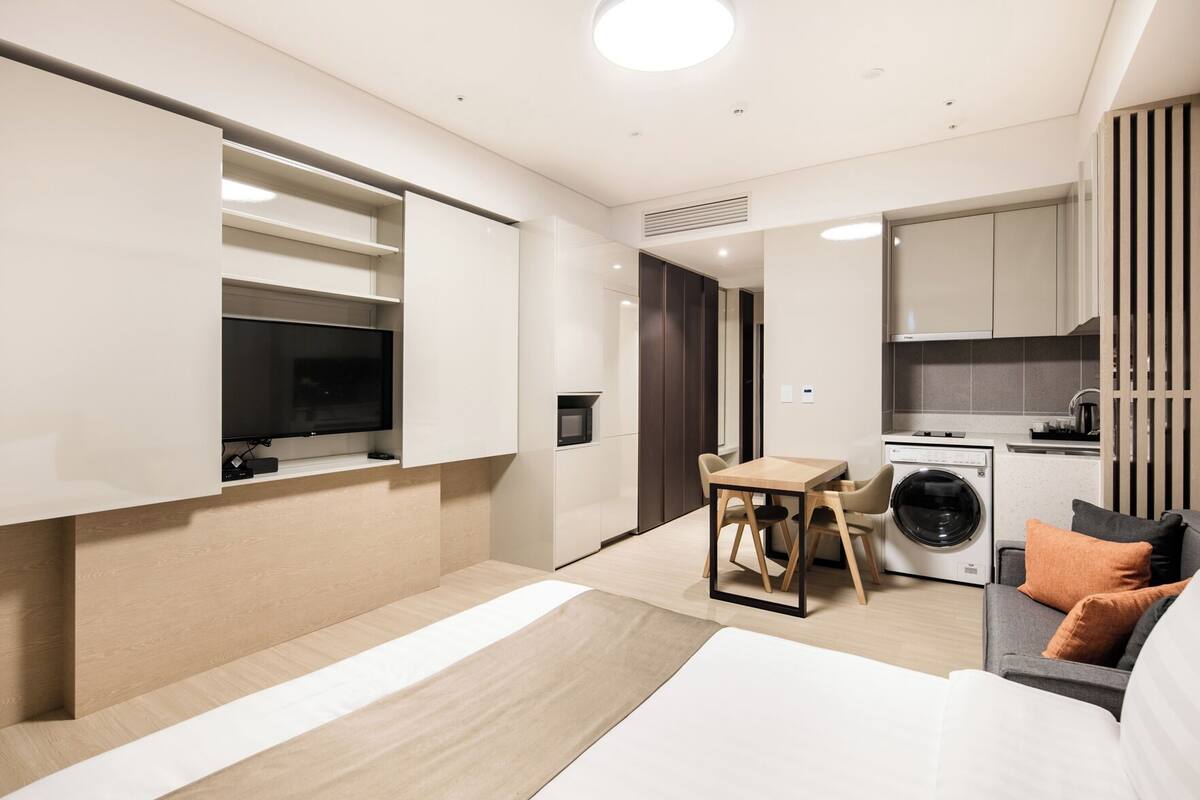 Blackout drapes, WiFi (free), bed sheets