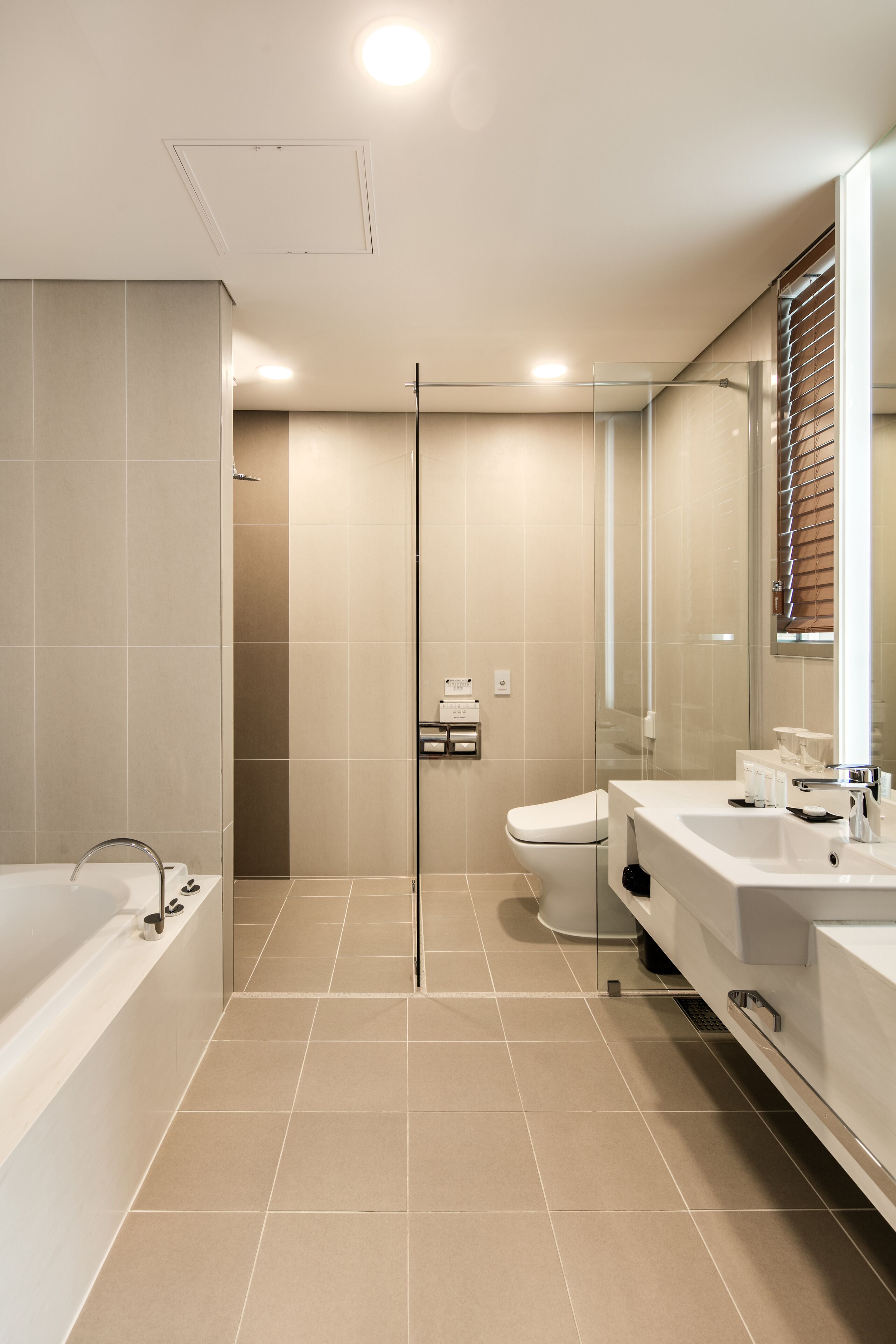 deluxe royal family | bathroom | free toiletries, hair dryer, slippers, bidet