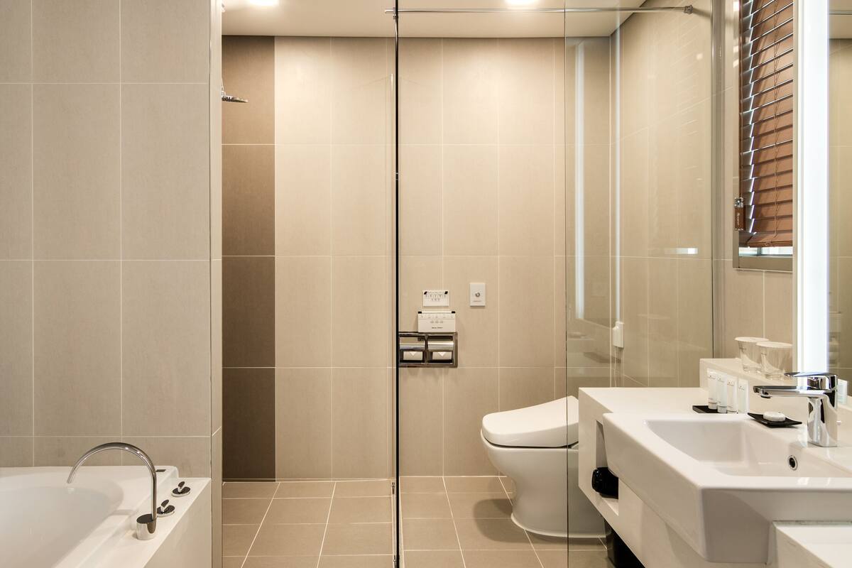 deluxe royal family | bathroom | free toiletries, hair dryer, slippers, bidet
