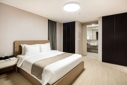 Cortinas blackout, Wi-Fi de cortesia, roupa de cama
