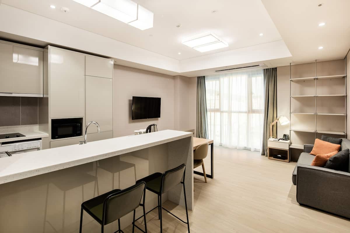 residence studio connecting suite | living room | 43-inch flat-screen tv with cable channels, tv