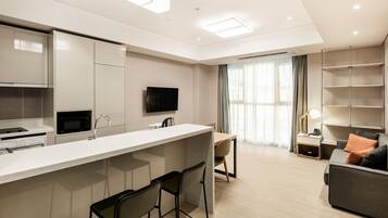 레지던스 스튜디오 커넥팅 스위트 | 거실 | 케이블 채널 시청이 가능한 43인치 평면 TV, TV