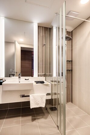 Free toiletries, hair dryer, slippers, bidet - Golden Tulip Incheon Airport Hotel & Suites (Incheon)