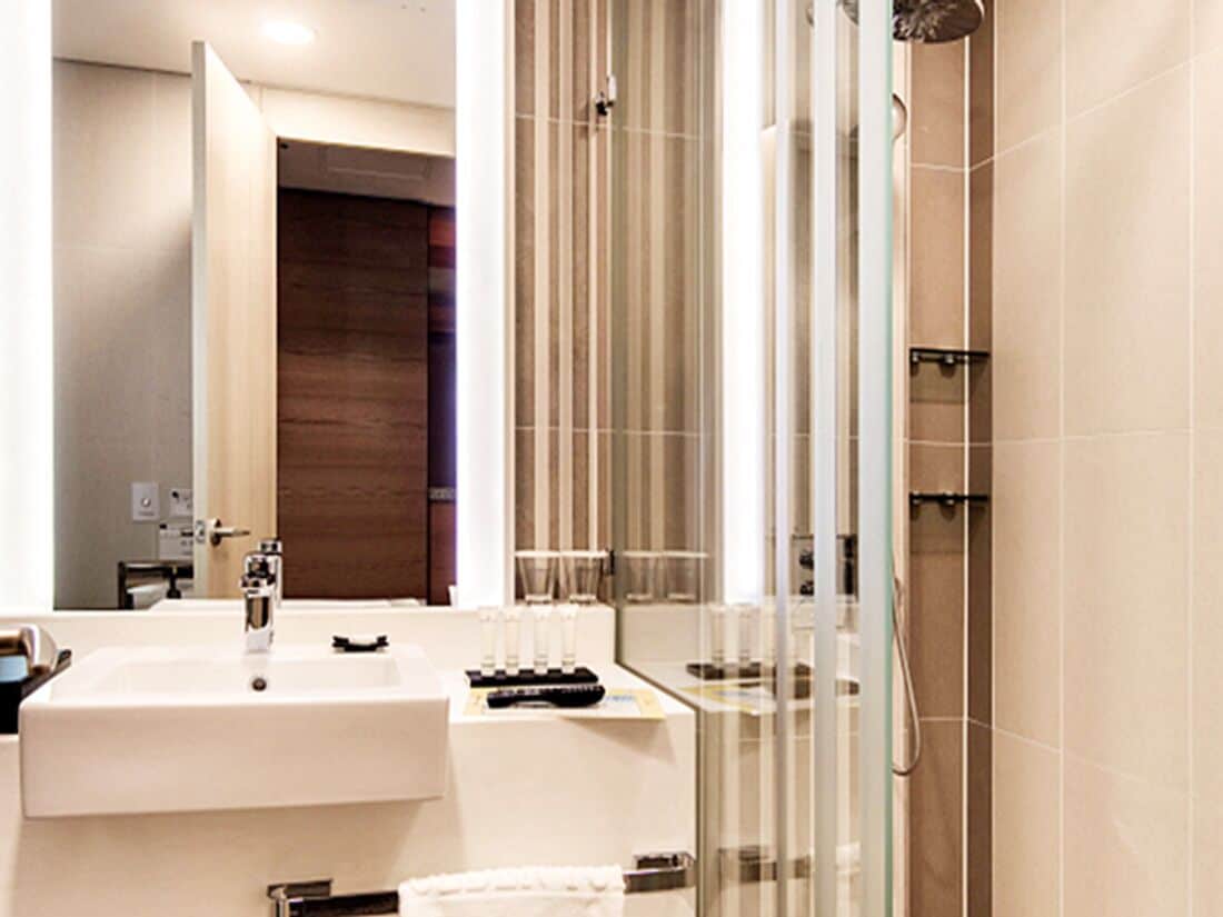 deluxe hollywood king room | bathroom | free toiletries, hair dryer, slippers, bidet