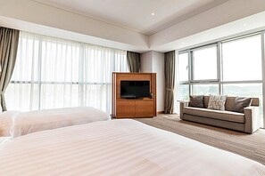 Deluxe Royal Family | Living area - Golden Tulip Incheon Airport Hotel & Suites (Incheon)