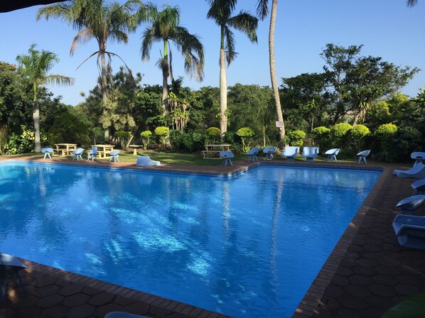 Una piscina al aire libre de temporada