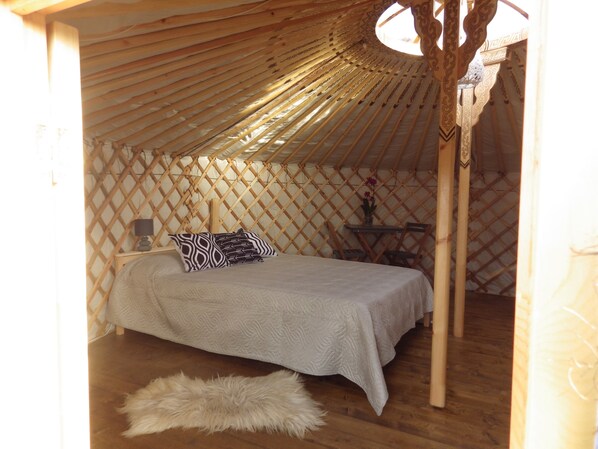 1 habitación, tabla de planchar con plancha y ropa de cama