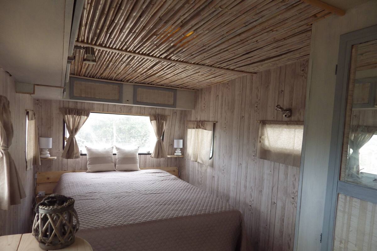 1 habitación, tabla de planchar con plancha y ropa de cama