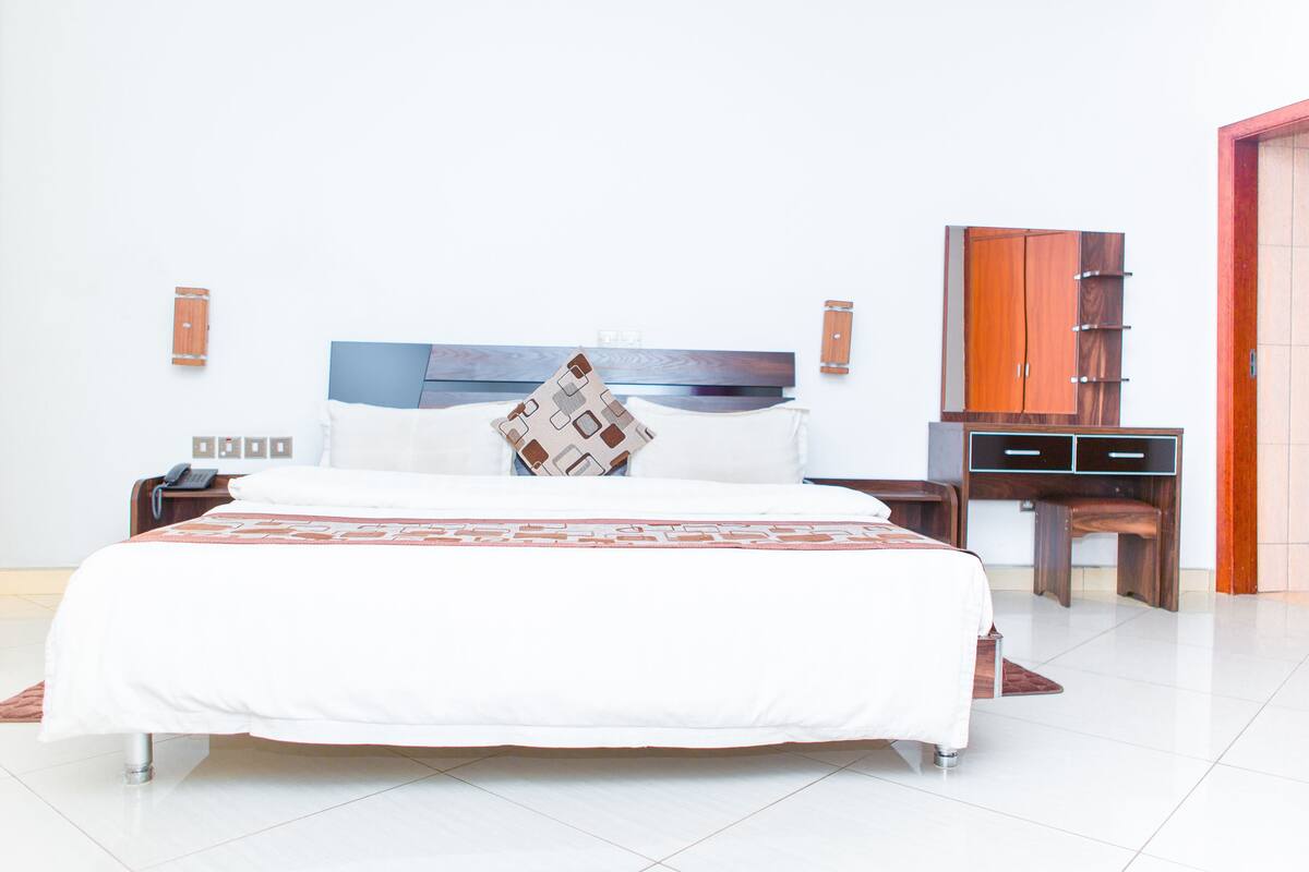 Deluxe tweepersoonskamer | Luxe beddengoed, een kluis op de kamer, een bureau