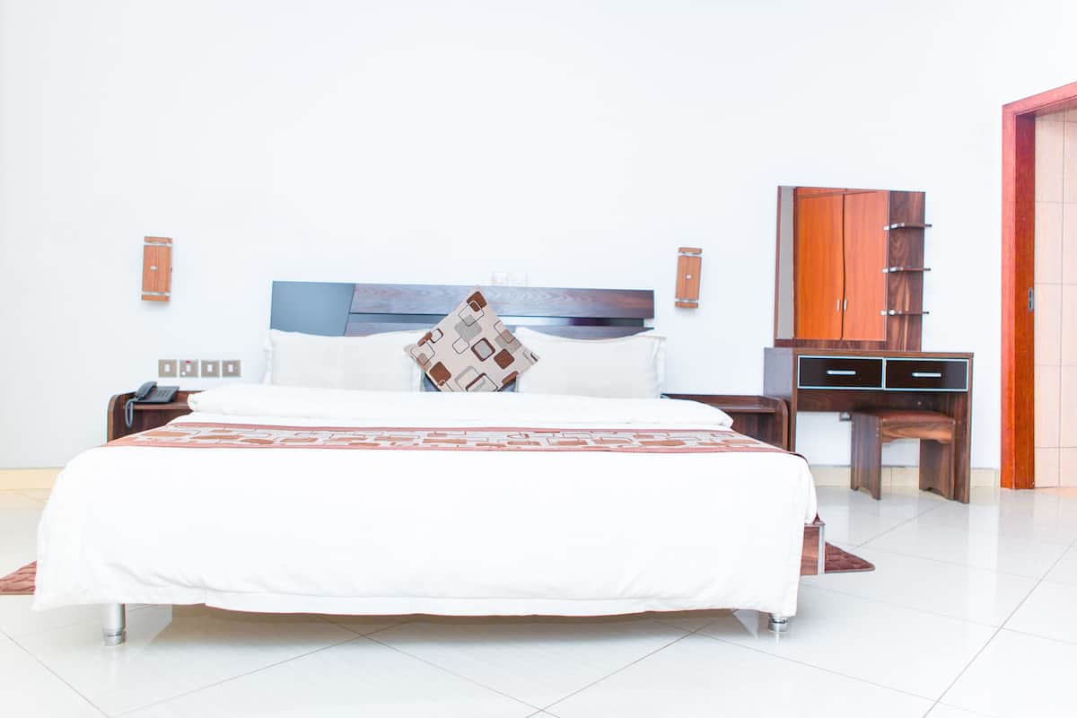 Deluxe tweepersoonskamer | Luxe beddengoed, een kluis op de kamer, een bureau, extra bedden