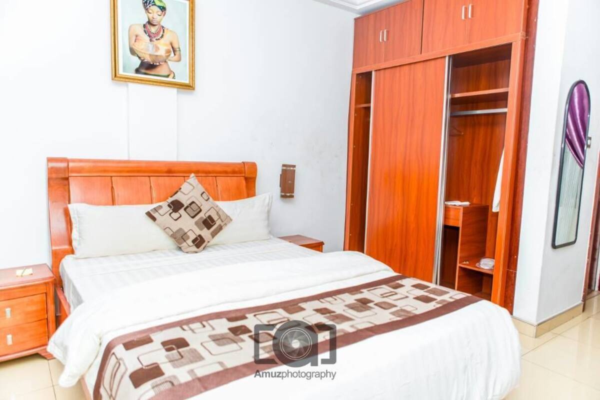 Standaard eenpersoonskamer | Luxe beddengoed, een kluis op de kamer, een bureau