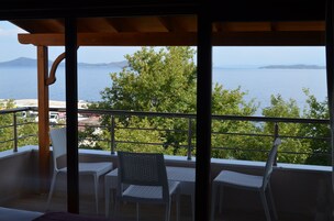 Deluxe Triple Room | Balcony