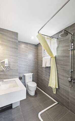 Deluxe Triple Room | Bathroom | Shower, hydromassage showerhead, free toiletries, hair dryer