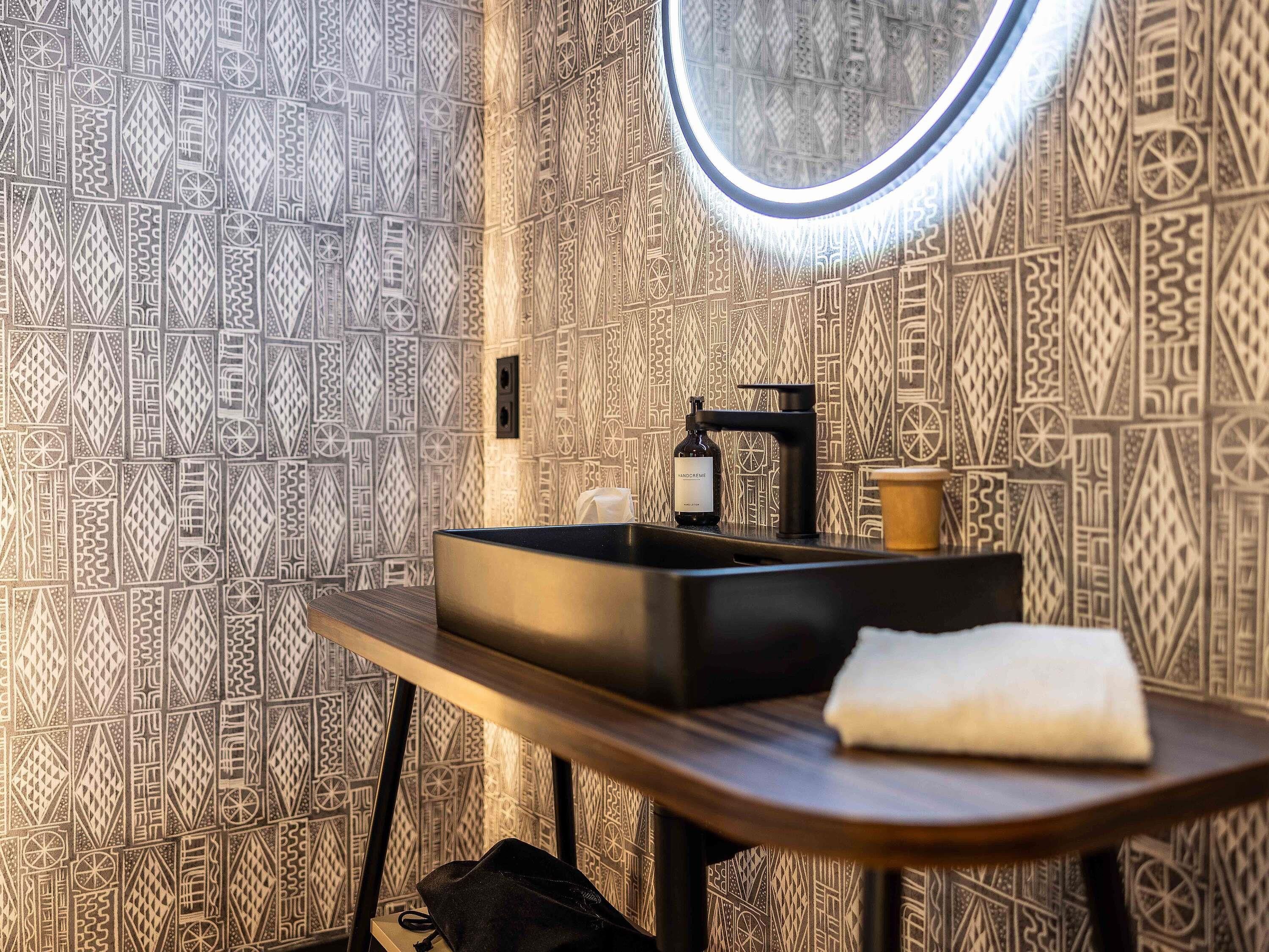 standard double room, 1 queen bed | in-room safe, desk, soundproofing, iron/ironing board