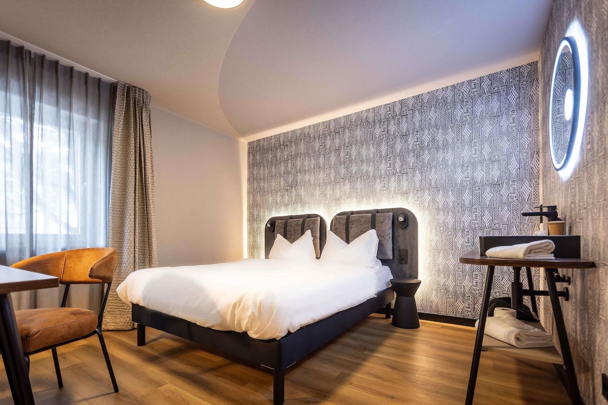 In-room safe, desk, soundproofing, iron/ironing board