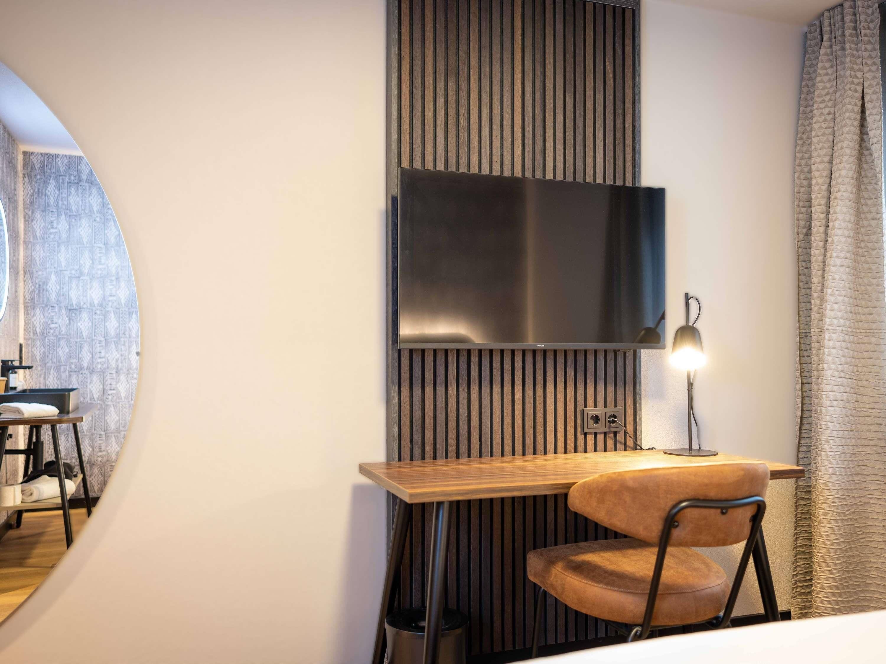 standard double room, 1 queen bed | in-room safe, desk, soundproofing, iron/ironing board