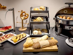 Petit déjeuner buffet servi les week-ends (16.50 EUR par personne)