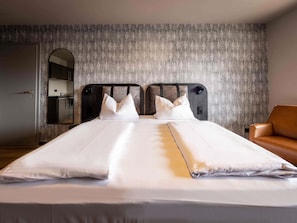Superior Apartment, 1 King Bed | In-room safe, desk, soundproofing, iron/ironing board