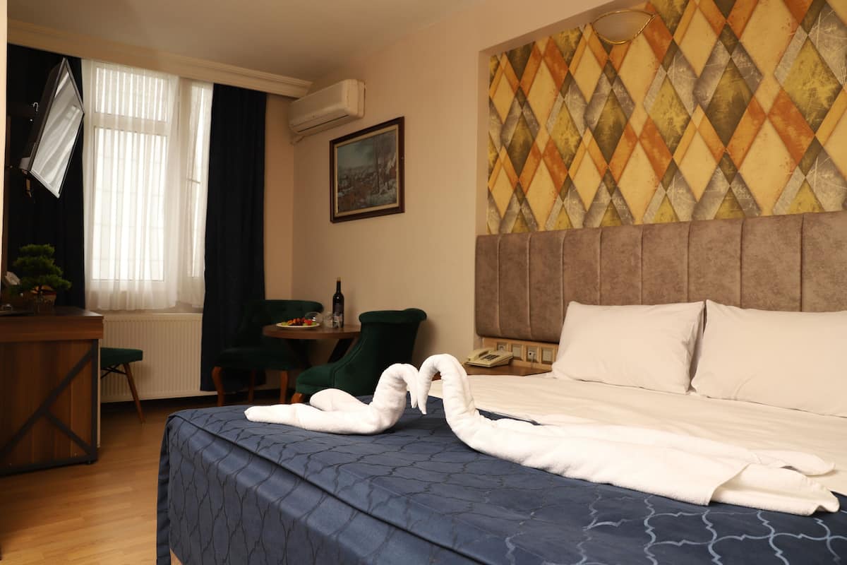 Habitación clásica doble | Ropa de cama de alta calidad, minibar, decoración individual