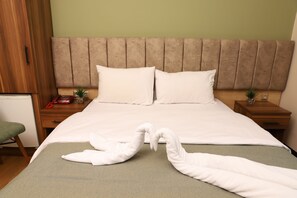 Habitación clásica doble | Ropa de cama de alta calidad, minibar, decoración individual